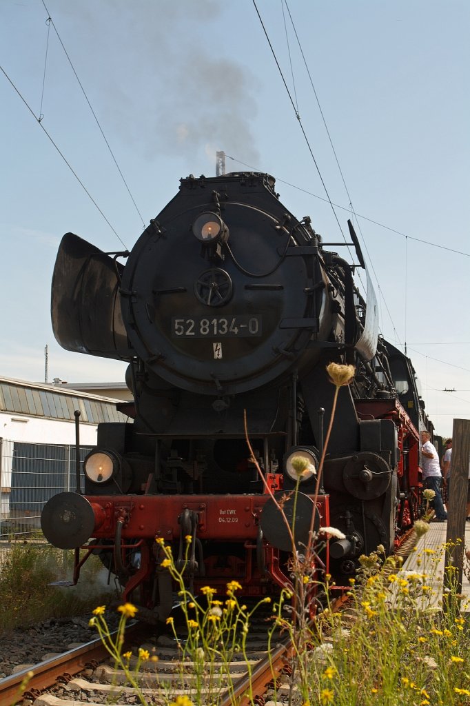 52 8134-0 der Eisenbahnfreunde Betzdorf steht am 21.08.2011 im Bf Niederlahnstein zur Weiterfahrt bereit. Die Lok war mit einem vollbesetzten Sonderzug auf der 4 Flssefahrt (Dill, Lahn, Rhein und Sieg), in Lahnstein war Mittagspause.