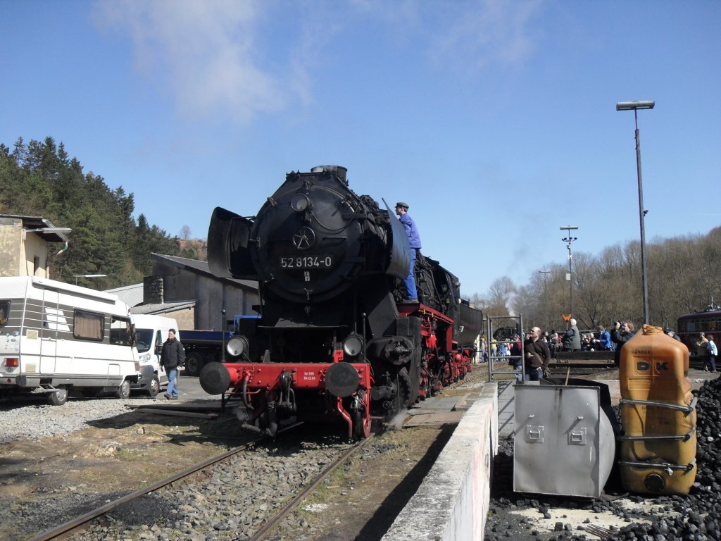 52 8134-0 steht am 6.4.10 vor dem historischem BW Gerolstein und wartet bis sie in den Lokschuppen fahren kann.