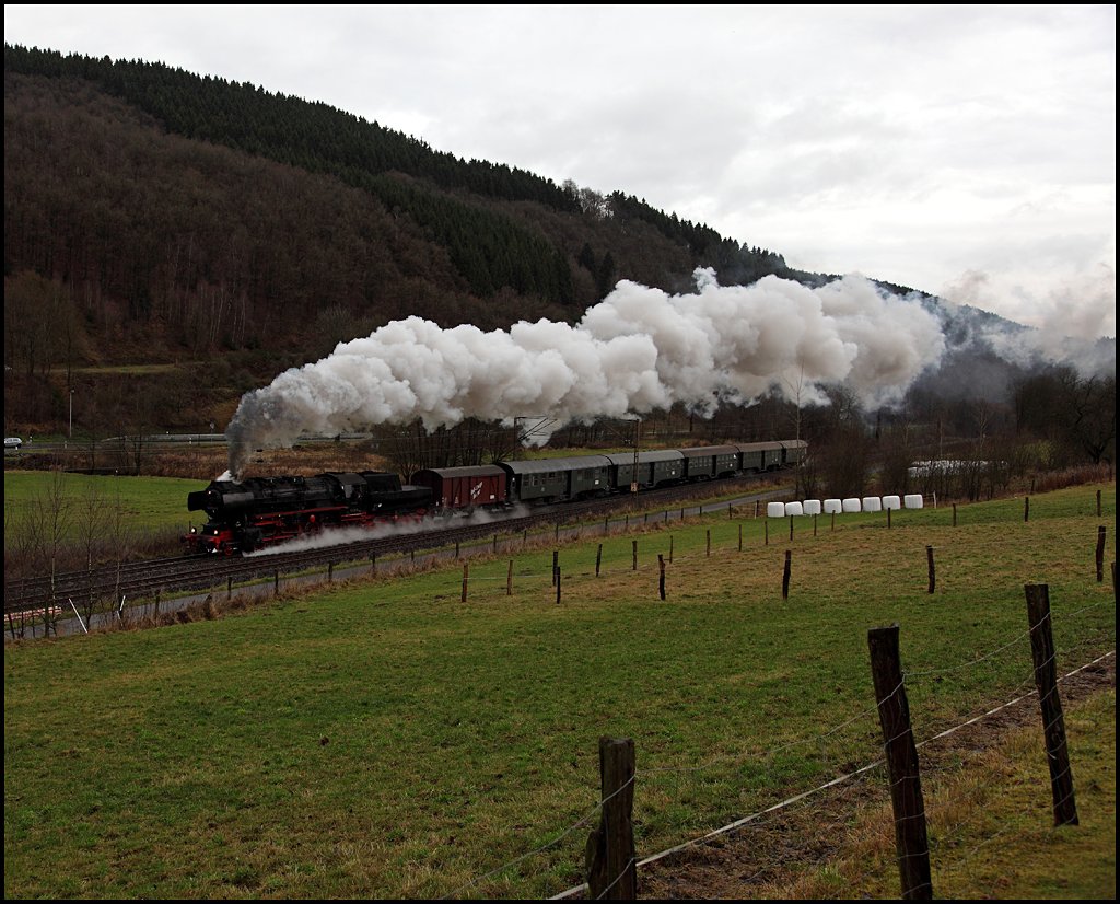52 8134 beschleunigt ihren Nikolauszug in der Steigung bei Benolpe zurck nach Siegen. (06.12.2009)

