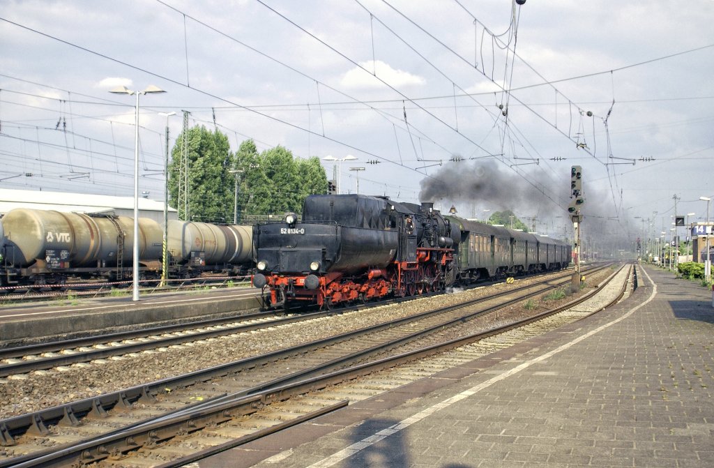 52 8134 mit einem Sonderzug im Neuwieder HBF am 14.5.11