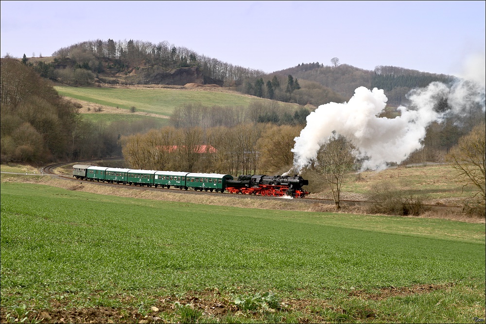 52 8134 mit Reko-Wagenzug auf der Fahrt von Gerolstein nach Ulmen.
Dampfspektakel 2010 Eifel-Mosel 
Wallenborn 2.4.2010