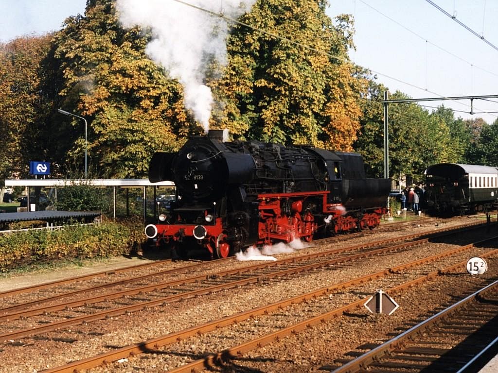 52 8139 der Veluwse Stoomtrein Maatschappij auf Bahnhof Dieren am 19-10-1999. Bild und scan: Date Jan de Vries.