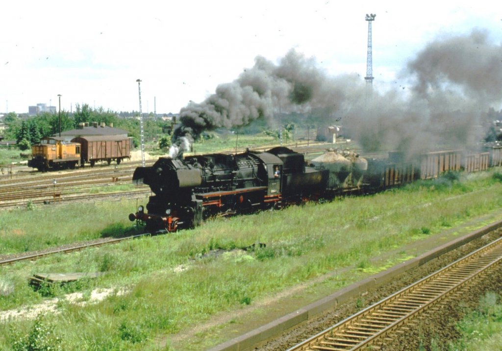 52 8144-9 Magdeburg Rothensee im August 1983 mht sich mit schwerem Gterzug