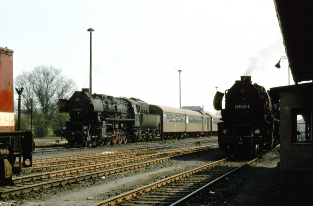 52 8150-6 Haldensleben im April 1980, rechts steht 52 8147-2