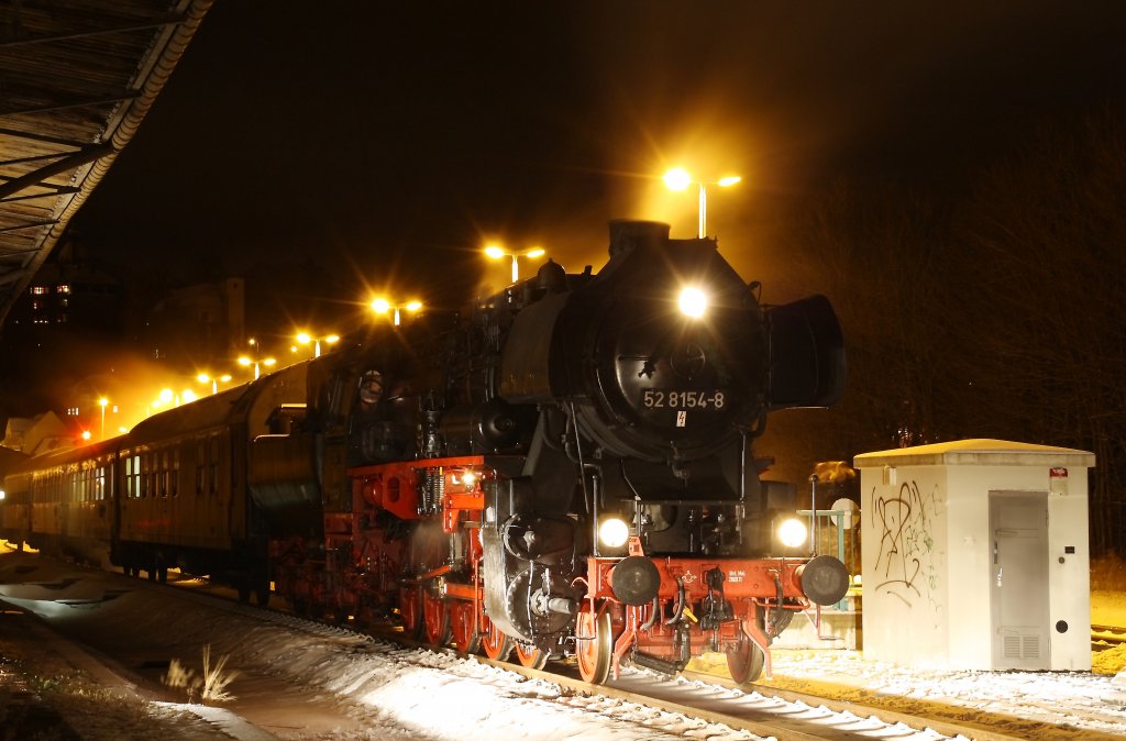 52 8154-8 am 18.12.2011 im unteren Bahnhof von Annaberg-Buchholz.

