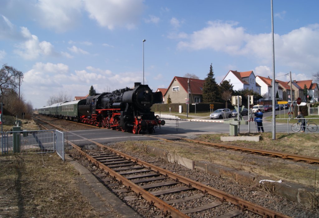 52 8154-8 auf der  Burgenlandrunde  am Bahnbergang B91 in Theien,Richtung Zeitz fahrend,20.3.2011
