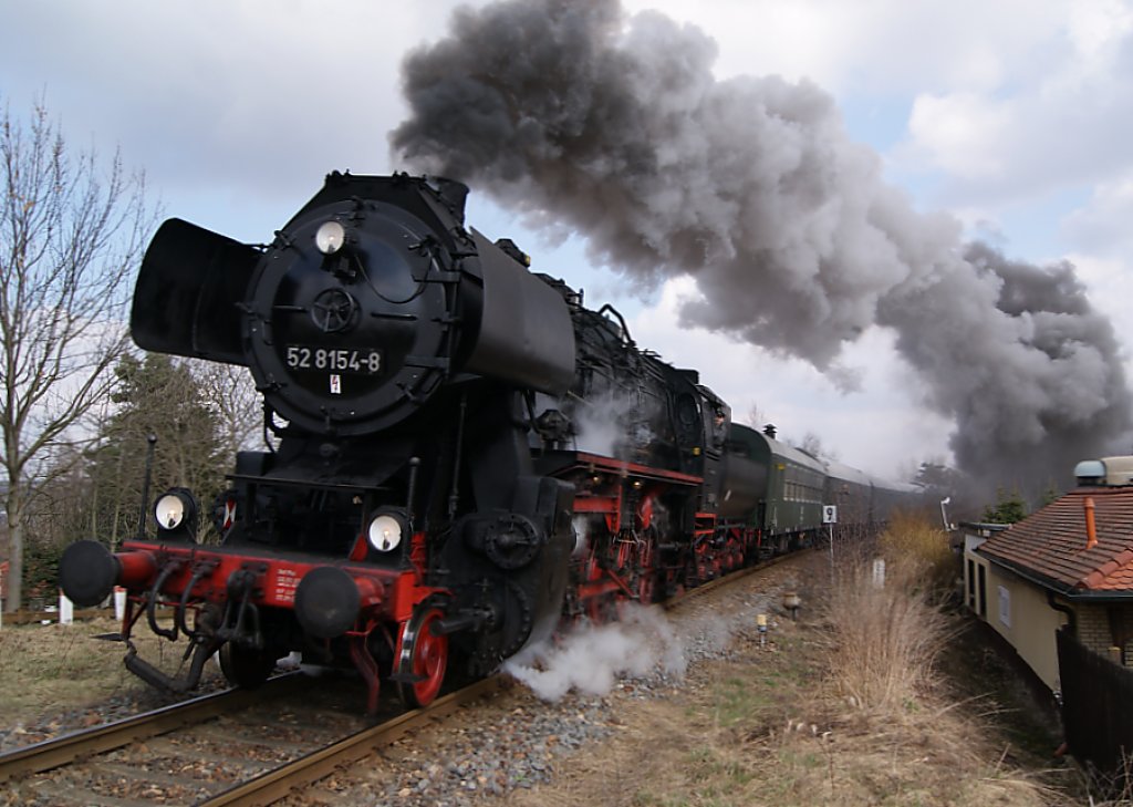 52 8154-8 auf der  Burgenlandrunde ,am Bahnbergang in Weienfels-West Richtung Zeitz fahrend,20.3.2011