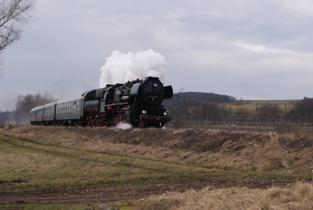 52 8154-8 auf  Sdschleife  Sonderfahrt nhe Salsitz (b. Zeitz),12.02.2011