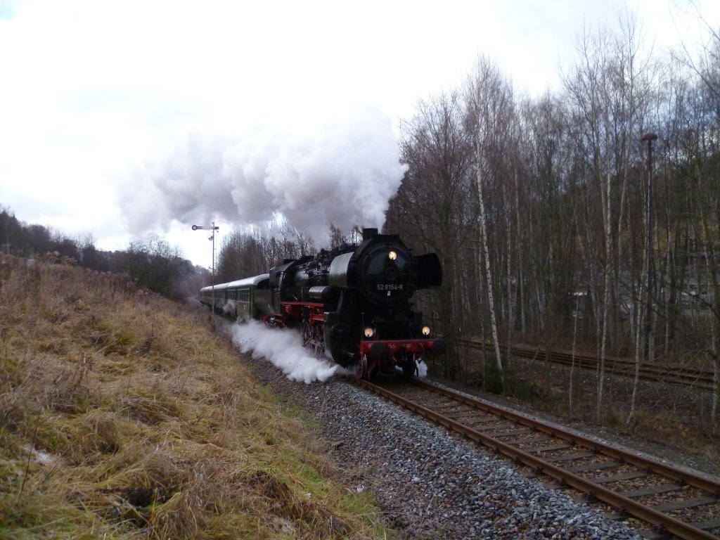 52 8154-8 befrderte am 10.12.11 gleich den VSE Zug von Schwarzenberg nach Schlettau, hier in Grnstdel.