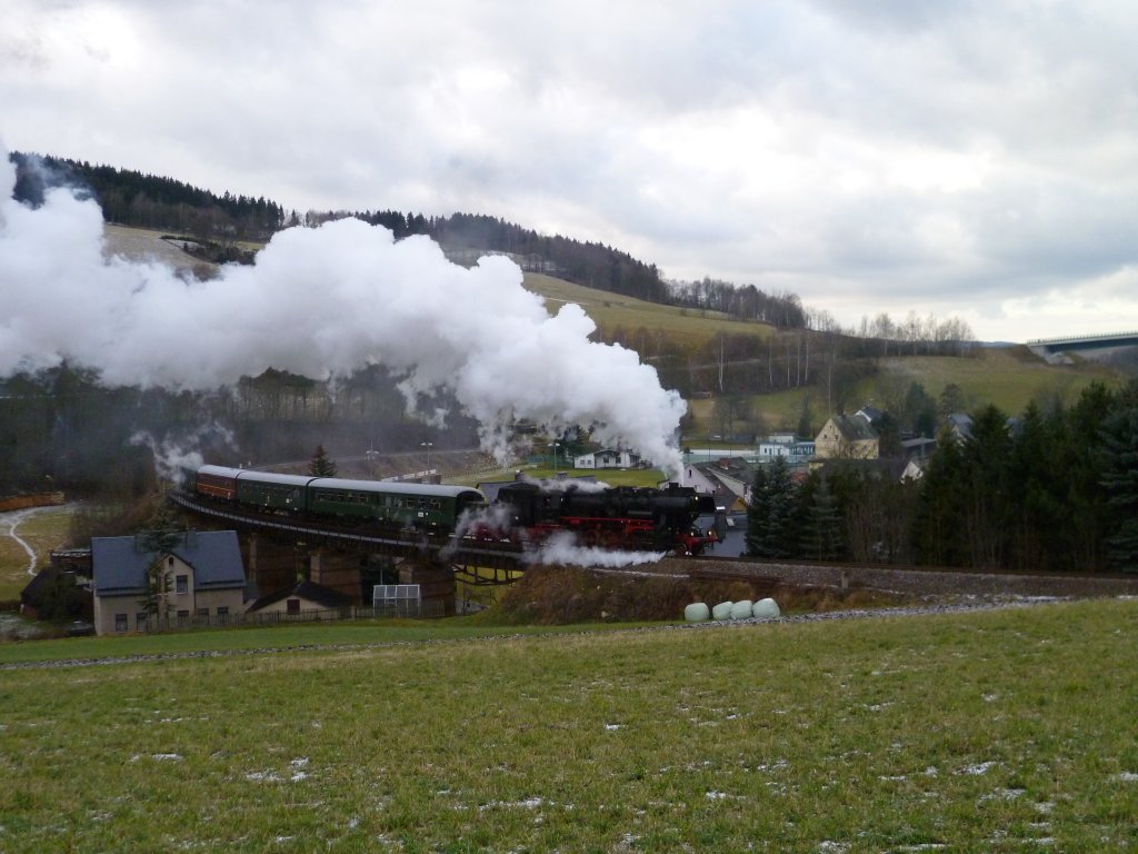 52 8154-8 befrderte am 10.12.11 gleich den VSE Zug von Schwarzenberg nach Schlettau, hier in Markersbach.