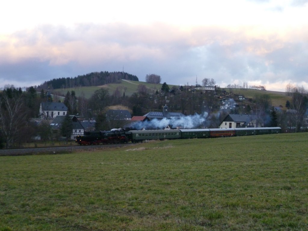 52 8154-8 befrderte am 10.12.11 gleich den VSE Zug von Schwarzenberg nach Schlettau, hier die Rckfahrt in Raschau.