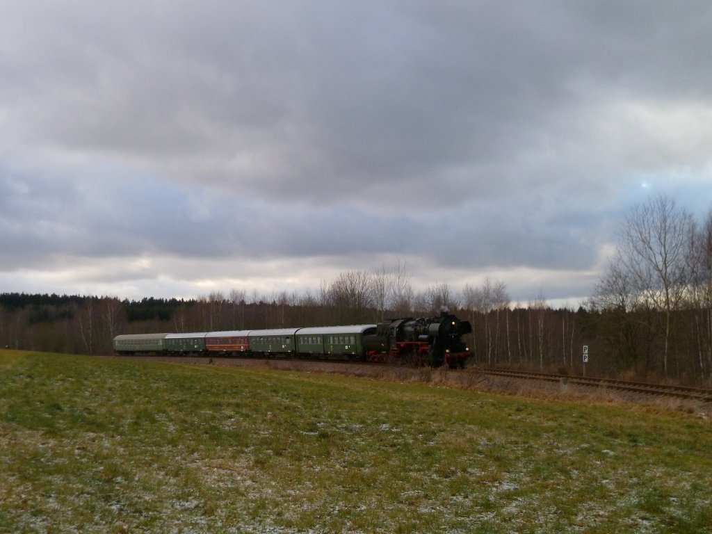 52 8154-8 befrderte am 10.12.11 gleich den VSE Zug von Schwarzenberg nach Schlettau, hier bei der Einfahrt in Schlettau.

