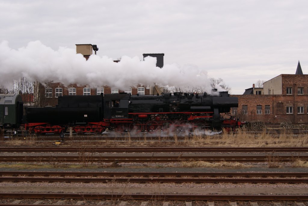 52 8154-8 bei Scheinanfahrt whrend der  Sdschleife  Sonderfahrt 2011 im Bhf Zeitz,12.02.2011