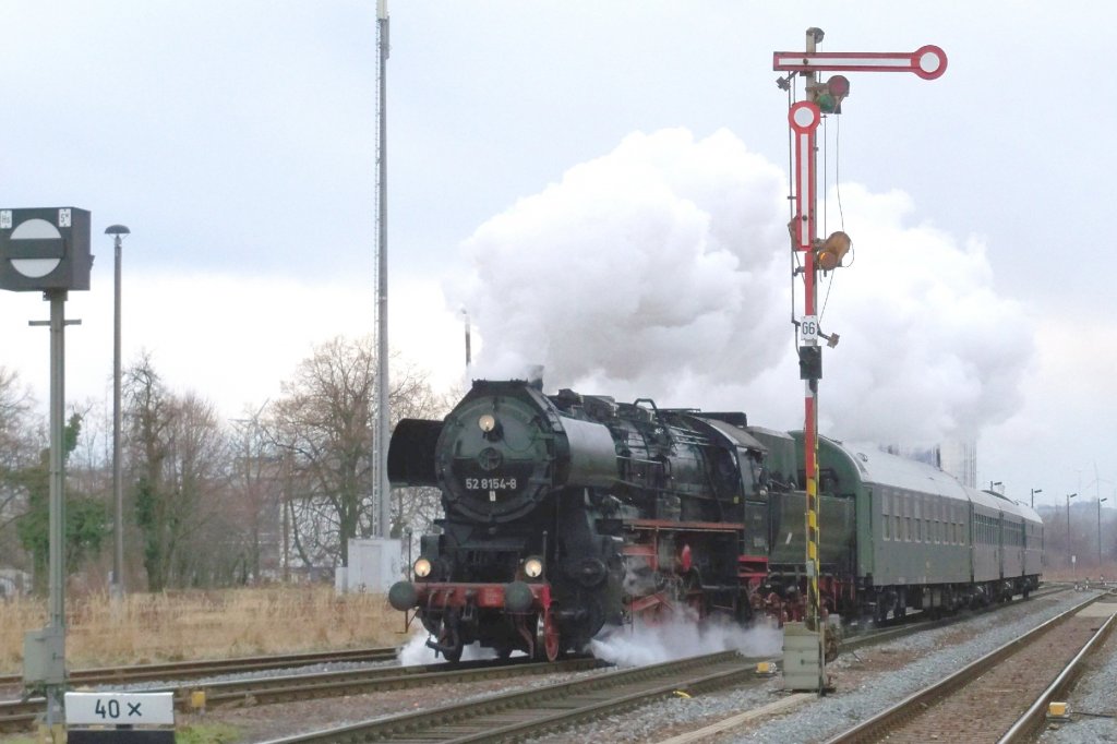 52 8154-8 Einfahrt im Bhf Zeitz 12.2.2011 - Burgenlandrunde der Leipziger Eisenbahnfreunde