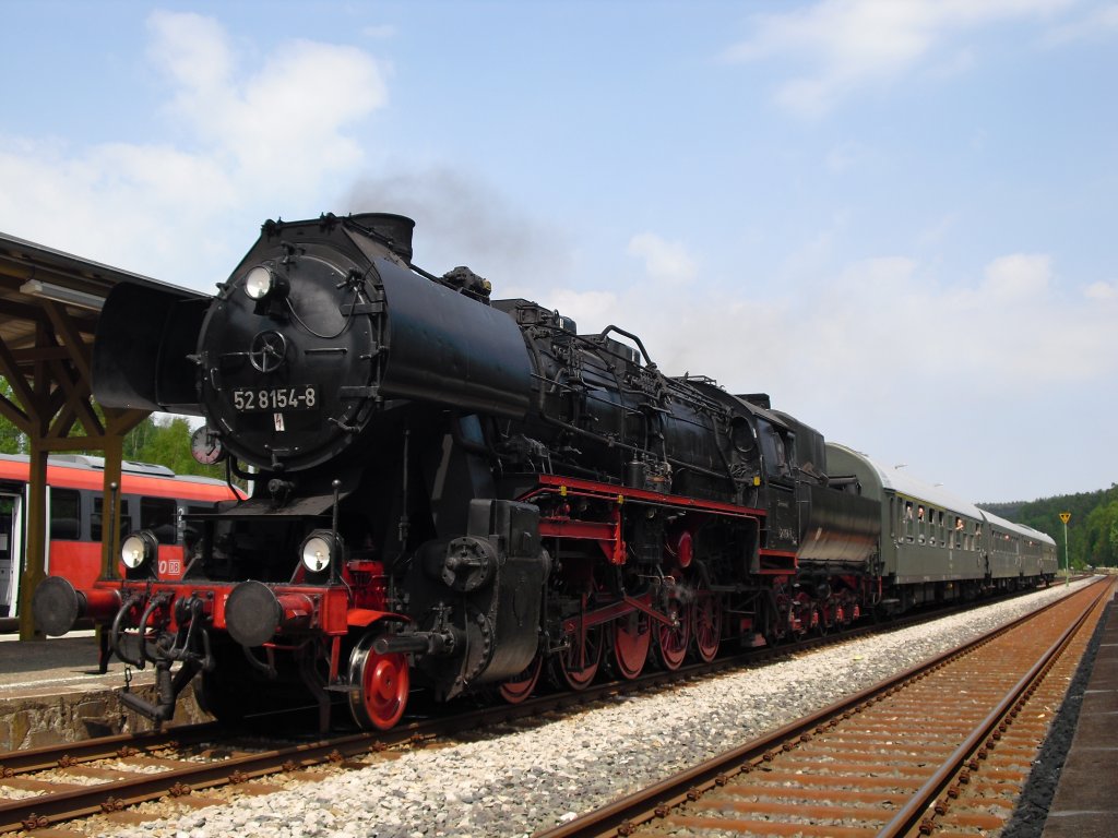 52 8154-8 fuhr am 14.05.11 von Leipzig nach Adorf, hier zusehen im Bahnhof Adorf.