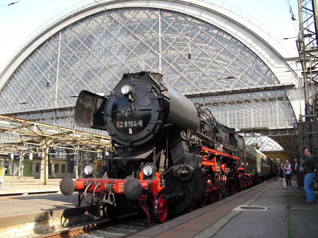 52 8154-8 fuhr am Nachmittag dse 03.04.11 in den Hauptbahnhof Dresden um den ausgestellten Salon Waggon abzuholen.