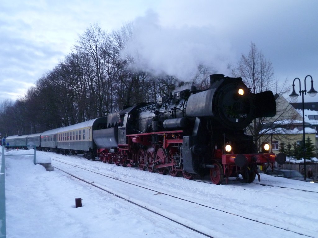 52 8154-8 kam am 15.12.12 mit einem Sonderzug nach Schwarzenberg/Erzg. als Schublok fuhr 204 031-1 der PRESS.