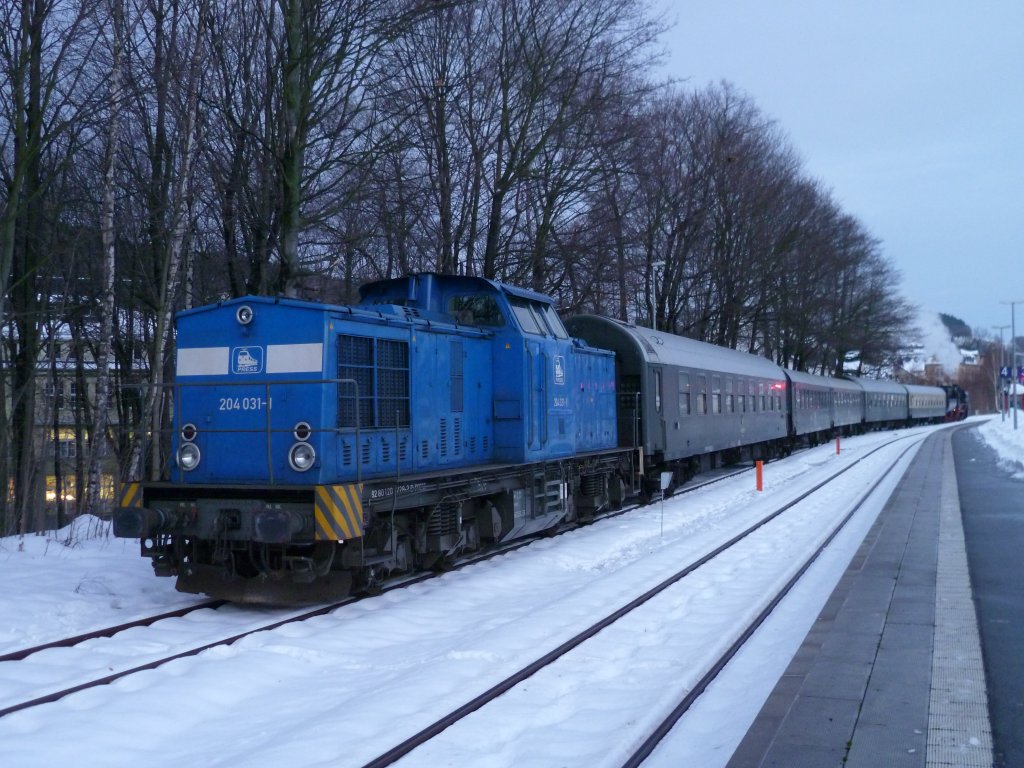 52 8154-8 kam am 15.12.12 mit einem Sonderzug nach Schwarzenberg/Erzg. Hier die Schublok 204 031-1 der PRESS.