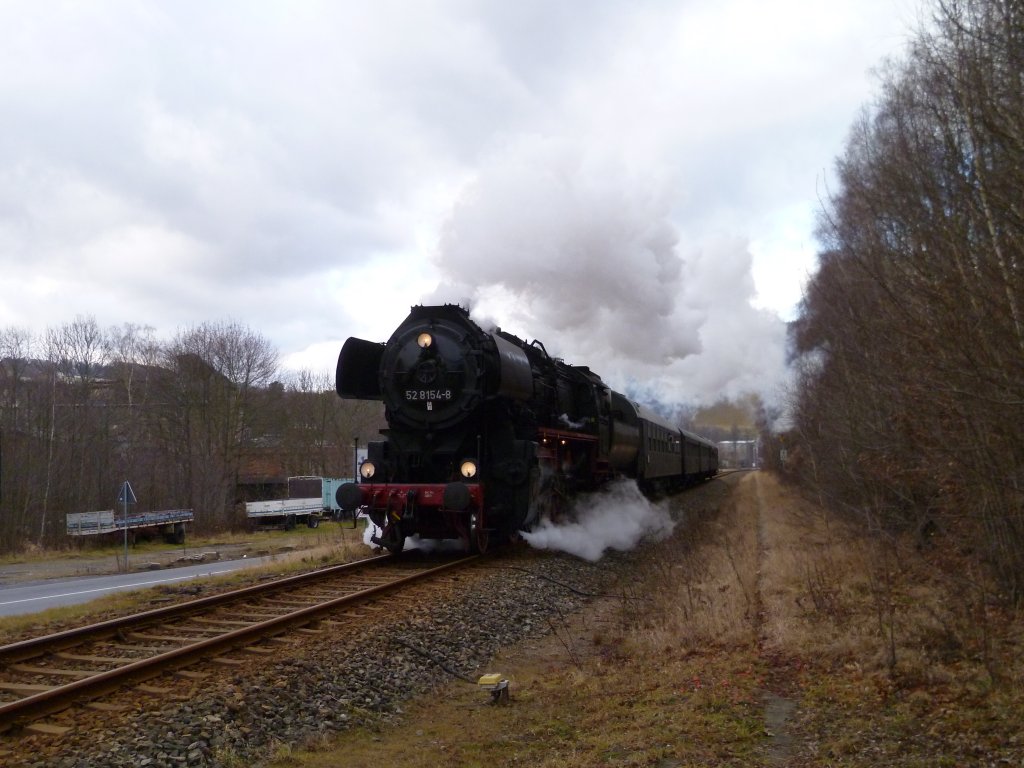 52 8154-8 machte am 10.12.11 die Adventsfahrt. Von Leipzig nach Schwarzenberg, hier in Lauter.