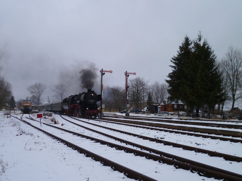 52 8154-8 machte am 18.12.11 die Sonderfahrt. Von Leipzig nach Annaberg, hier in Schlettau. 

