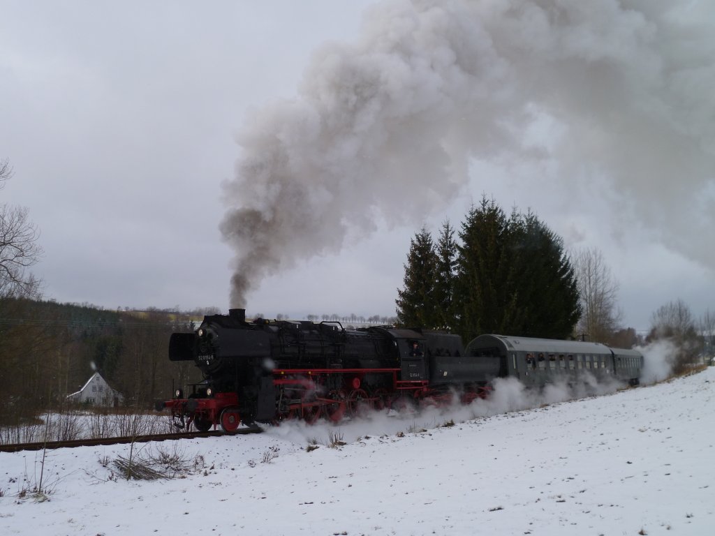 52 8154-8 machte am 18.12.11 die Sonderfahrt. Von Leipzig nach Annaberg, hier in Walthersdorf. 

