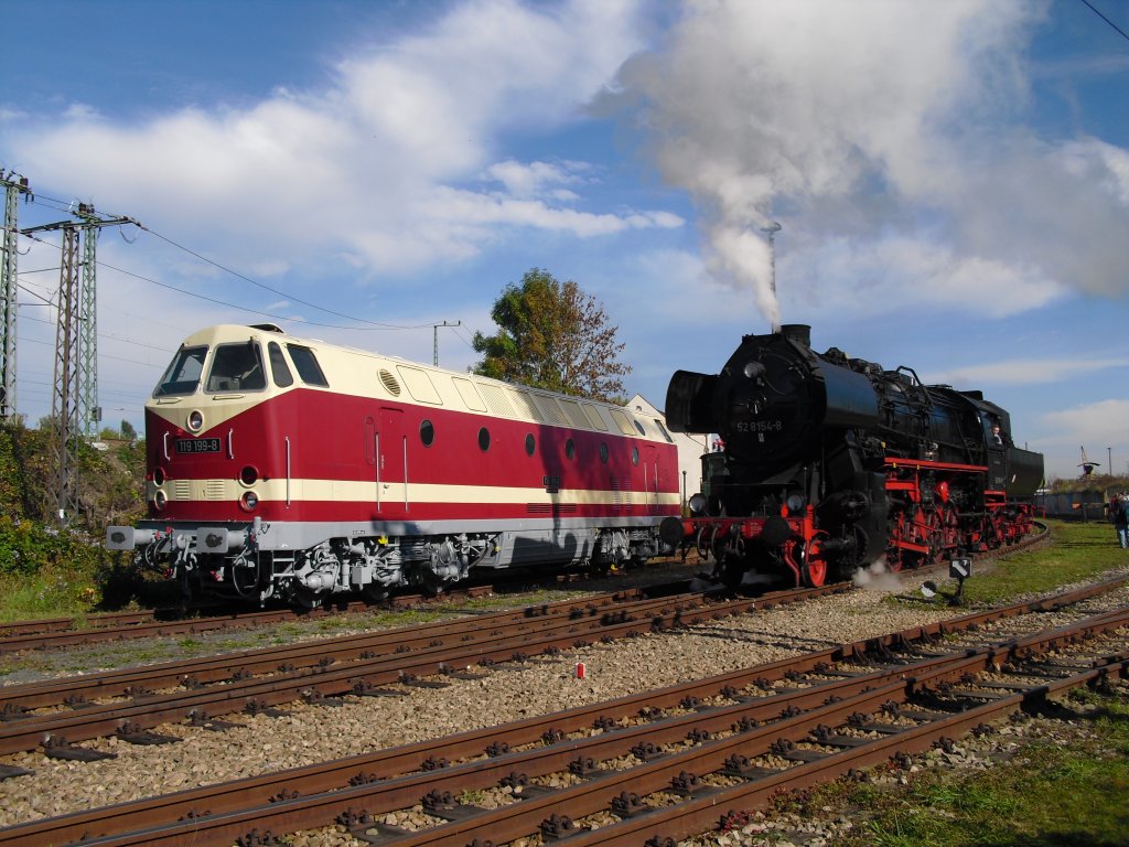 52 8154-8 rauchte an 119 199-8 vorbei. Aufgenommen zum V300 Treffen in Weimar am 09.10.10.