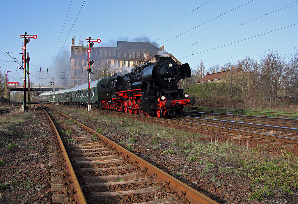 52 8154-8 zieht am 17.04.2010 einen Sonderzug des Eisenbahnmuseums Leipzig zur Weieritztalbahn. Kurz nach der Abfahrt in Plagwitz durchfhrt der Zug hier die Signalgruppe in Leipzig-Leutzsch.