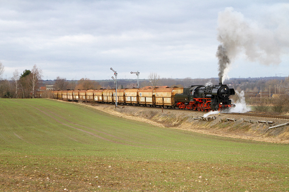 52 8154 beim Plandampf  Dampf trifft Kohle  mit 2400t Kohlezug von Zeitz Pbf nach Meuselwitz. 
Trglitz-Rumsdorf 5.2.2011

