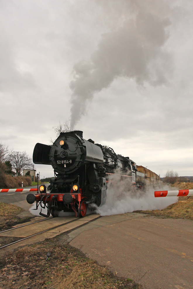 52 8154 beim Plandampfevent  Dampf trifft Kohle 2  mit dem 2400 Tonnen schweren Kohlezug von Zeitz Pbf nach Meuselwitz. 
Trglitz 6.2.2011

