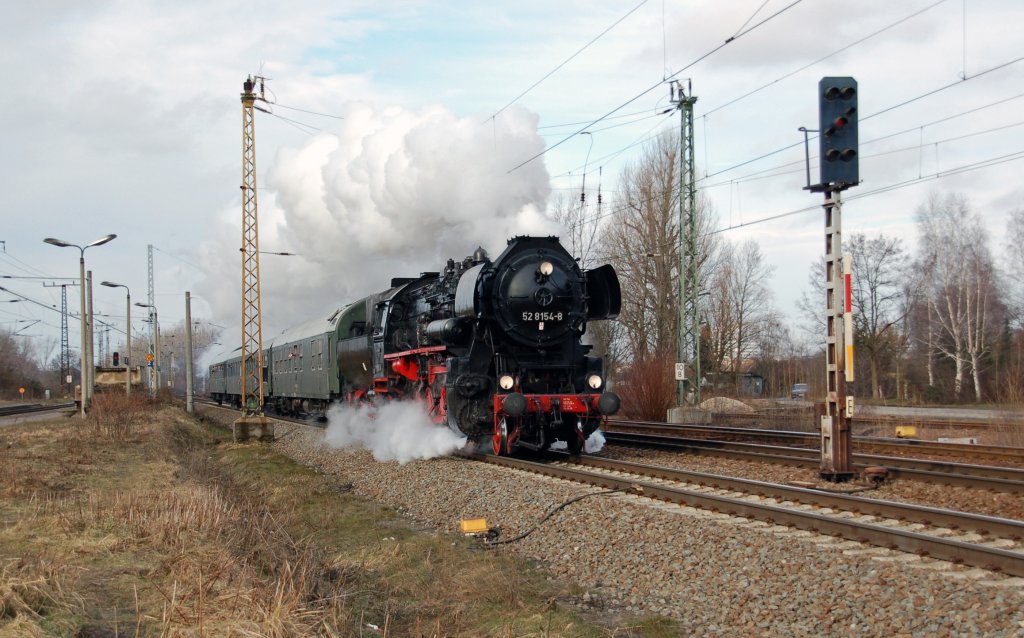 52 8154 der Leipziger Eisenbahnfreunde zieht am 12.02.11 ihren Sonderzug durch Leipzig-Thekla Richtung Engelsdorf.