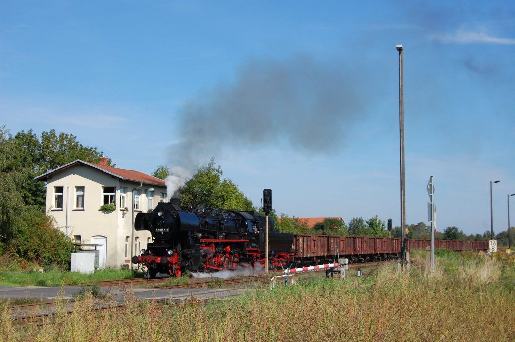 52 8154 mit Gterzug bei der Einfahrt in Knauthain am 12.09.2010