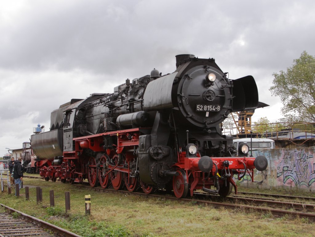 52 8154 stand am 08.10.2011 unter Dampf und wurde whrend ihres Aufenthaltes zum Eisenbahnfest im Bahnmuseum Bw Weimar dort fr mehrere Aufgaben (Fhrerstandsmitfahrten, Rangierarbeiten und Prsentationsfahrten) eingesetzt.