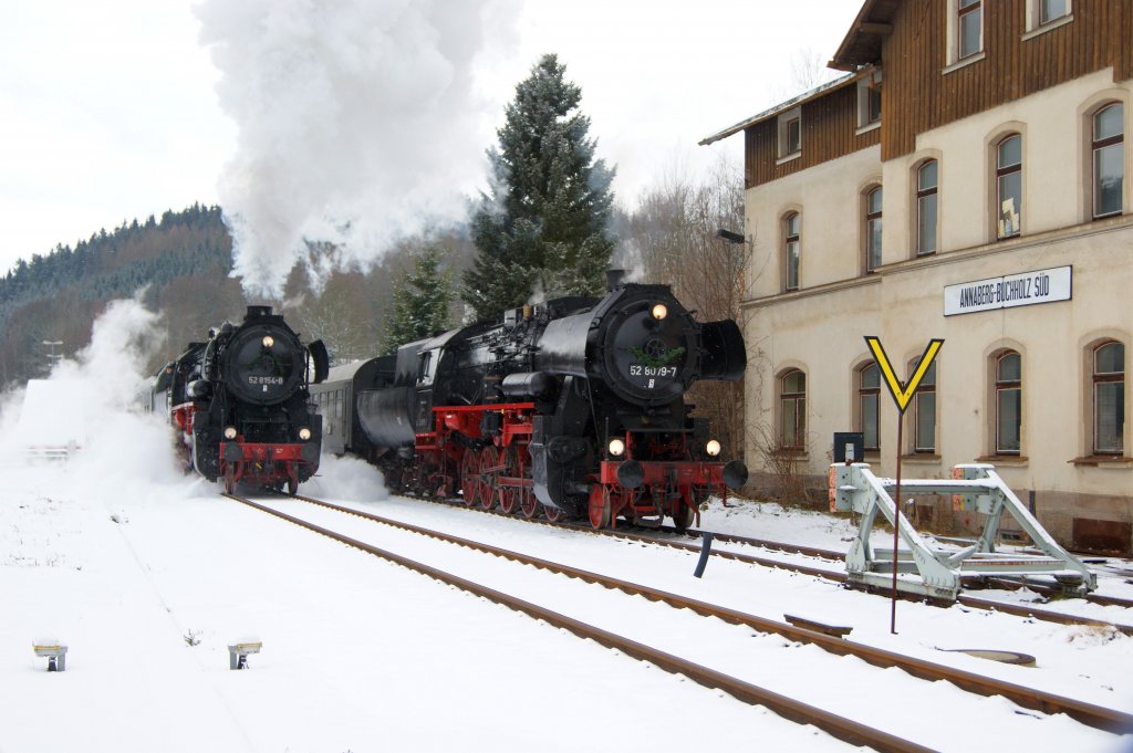 52 8154 berholt die 52 8079 im Bahnhof Annaberg-Buchholz Sd. 18.12.2011