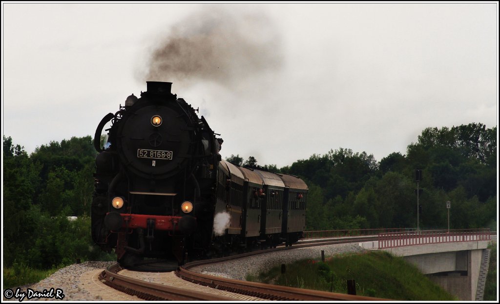 52 8168 -8 der BEM auf dem Weg von Mnchen Hbf nach Viechtach ber Plattling, Deggendorf und Gotteszell. Sie hat inzwischen den unplanmigen Halt in Plattling hinter sich und ist nun auf dem Weg nach Deggendorf. (02.06.2011, Deggendorf)