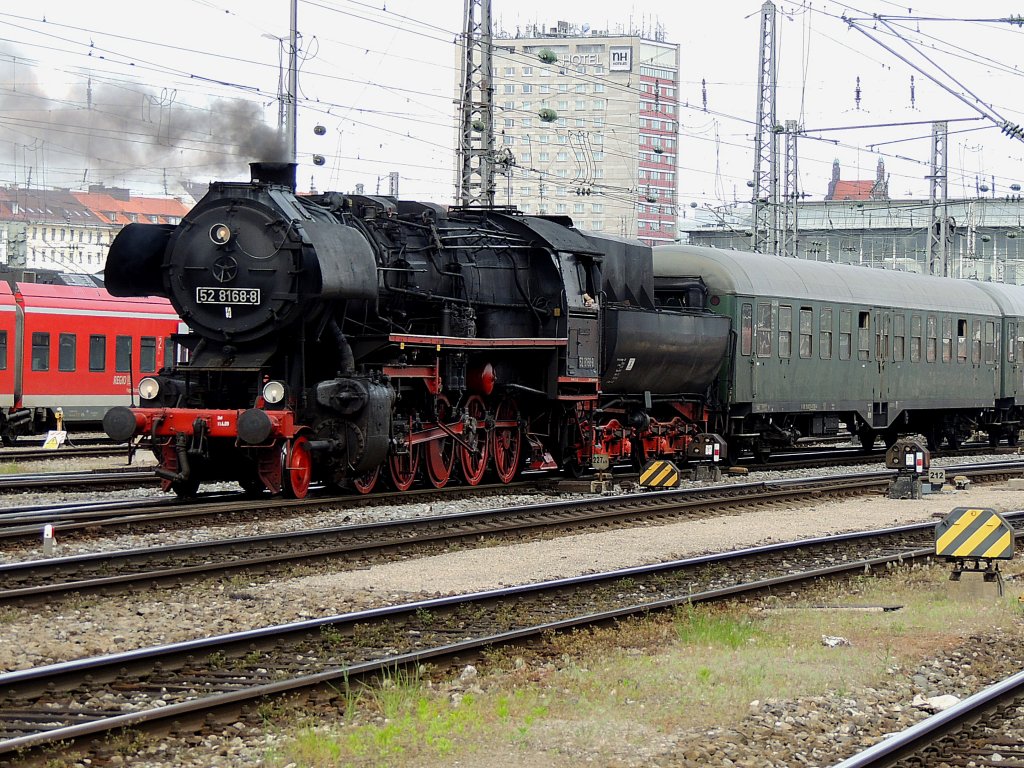 52 8168-8 wird mit einem Sonderzug in den Mnchener Hauptbahnhof gezogen; 130607