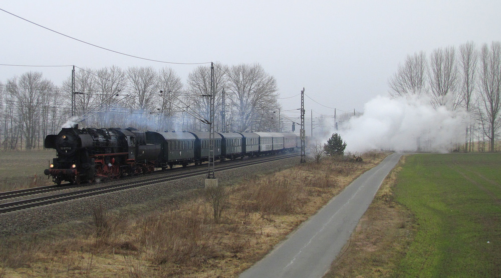 52 8177-9 der Berliner Dampflokfreunde kommt hier mit dem DPN 91685 (Schneweide - Treuenbrietzen - Schneweide) durch Trebbin gefahren. 05.03.2011 