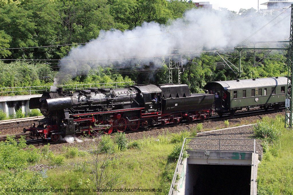 52 8177-9 mit einem Sonderzug nach Potsdam, nach verlassen des Bahnofes Berlin-Gesundbrunnen am 12. Juni 2011