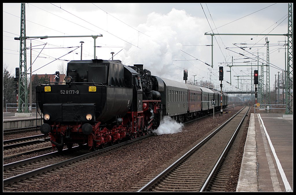 52 8177-9 Richtung Heimatbahnhof Schneweide. Laut Veranstaltungskalender war heute  Berlin Sdkreuz S-Bahn Dampf im Sden  angesagt (DLR 88899, gesehen Berlin Schnefeld Flughafen 06.03.2010)