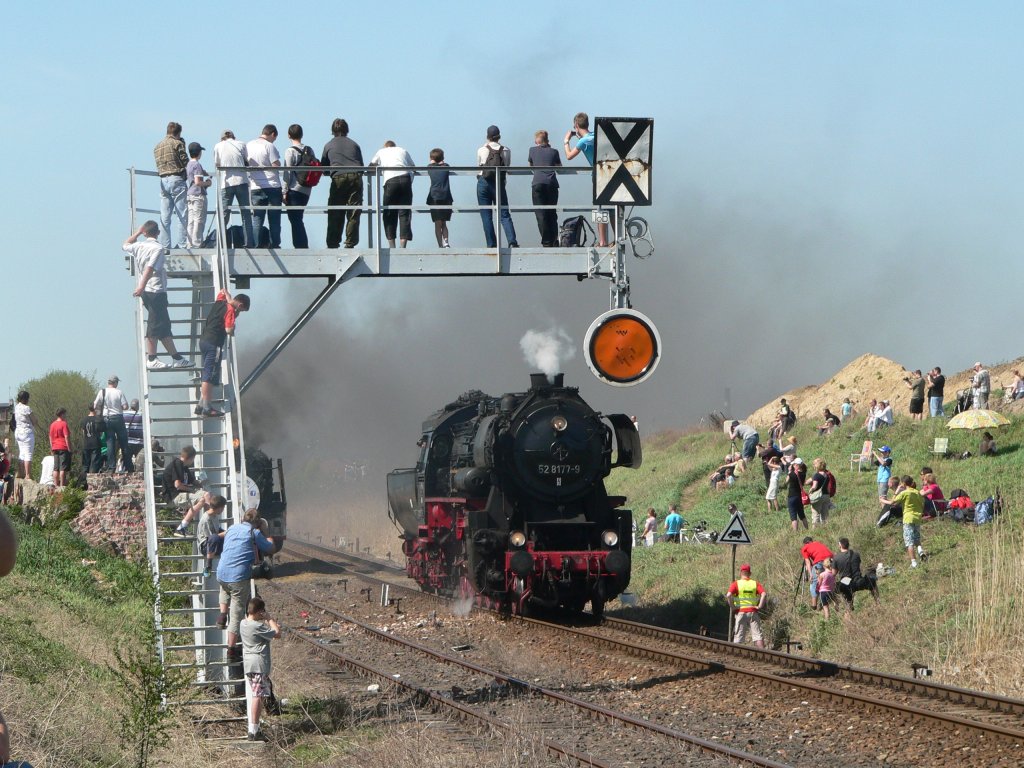 52 8177-9 wird von Bahnfans auf der Signalbrcke betrachtet. So manches Kleidungsstck drfte ber die Jahre gelitten haben, aber das ist es wert. Wolsztyn, 28.4.2012