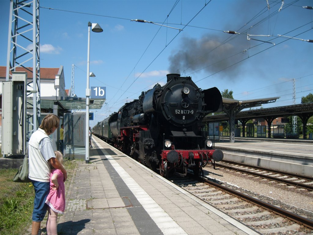 52 8177 fhrt mit dem Berliner Sonderzug von Gstrow nach Quetzin zum Lanz- und Bulldogtreffen in Gstrow ab.
27.06.2010