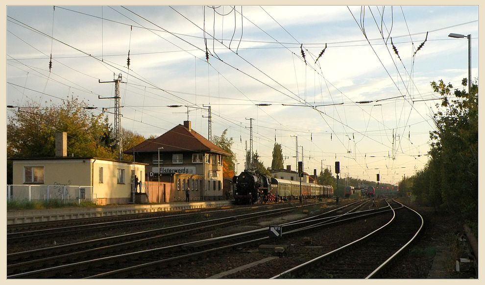 52 8177 mit Sonderzug von Tharandt nach Berlin im Bahnhof Elsterwerda am 09.10.2010