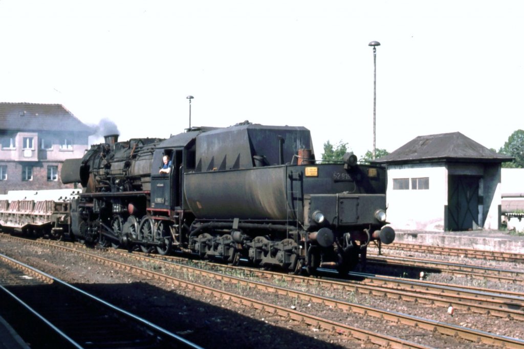 52 8192-8 -mit Giesl- rollt langsam mit ihrem Zug in Senftenberg am Bahnsteig vorbei, Mai 1977