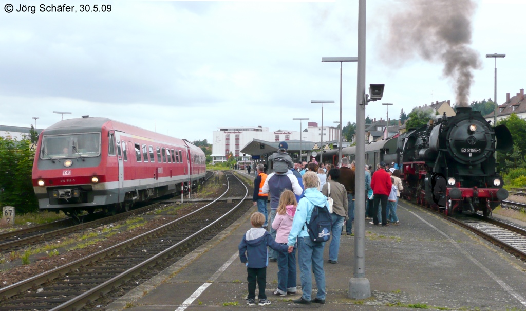 52 8195 erregt am 30.5.09 in Amberg mit ihrem Dampfsonderzug viel mehr Aufmerksamkeit als der planmige 610 518 als RE nach Schwandorf.