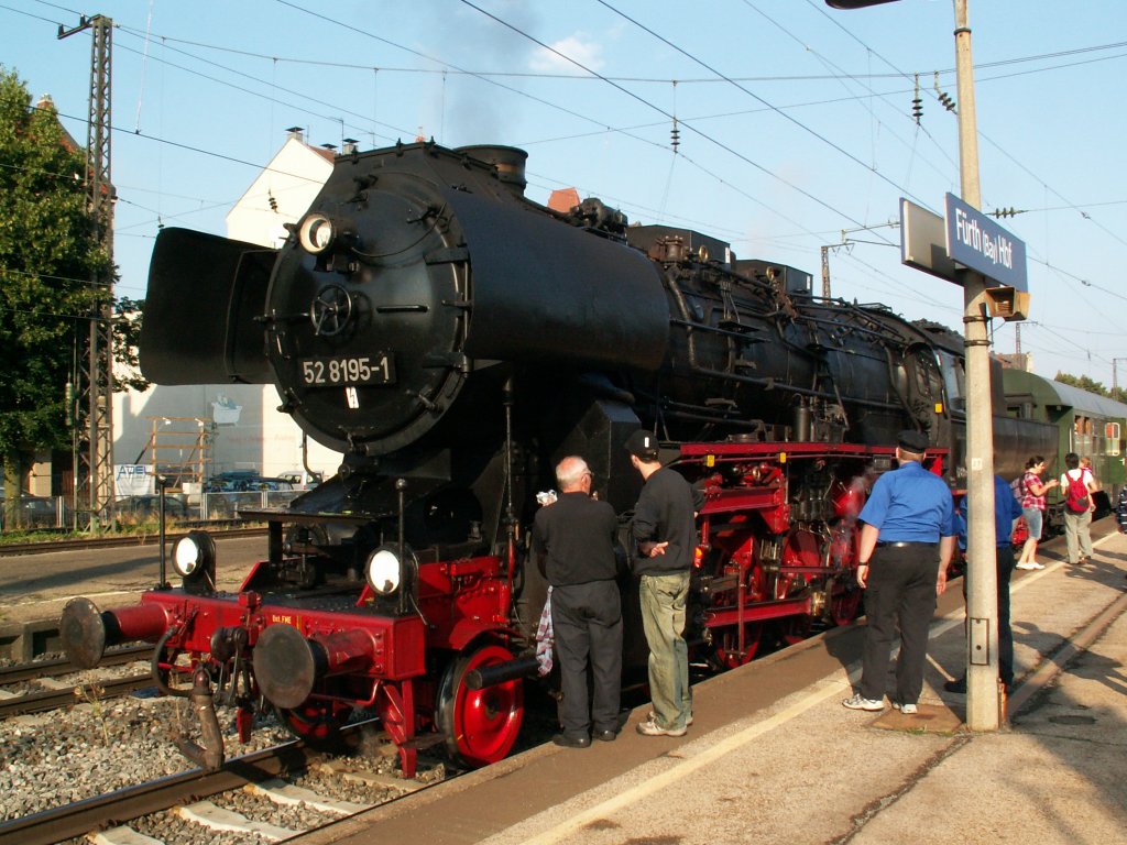52 8195 der Frnkischen Museumseisenbahn Nrnberg am 18.7.2010 vor der Fahrt zum Mittelaltermarkt in Nabburg, in Frth Hbf.