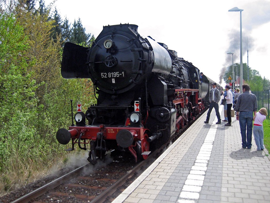 52 8195 mit 64 491 an der Zugspitze in Kalchreuth, 3.5.08.