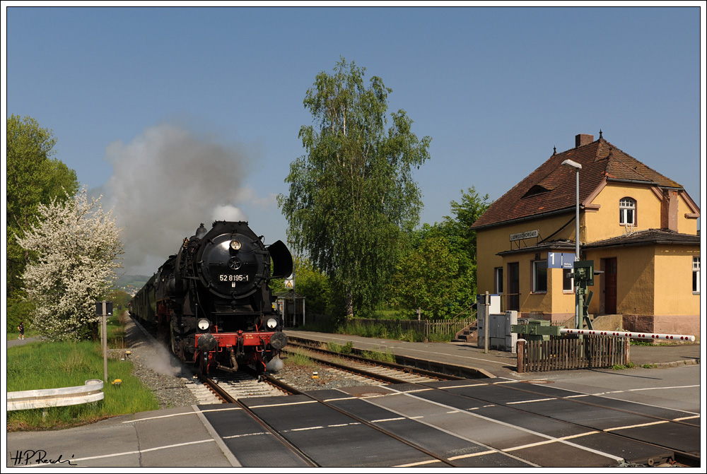 52 8195 mit einem Sonderzug aus Nrnbeg am 22.5.2010 anlsslich 175 Jahre Deutsche Bahn auf dem Weg zum Schnellzug-Dampflok-Treffen in Neuenmarkt-Wirsberg bei der Durchfahrt in Ludwigschorgast.
