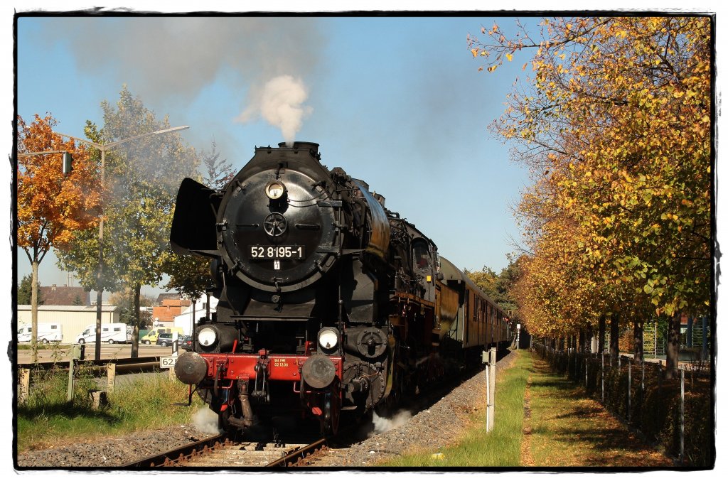 52 8195 ist mit ihren Pendelfahrten nun schon das zweite Mal unterwegs. Es fand auf dem Betriebsgleis von der Firma Max Bgl statt am 10.10.10. Ort war Neumarkt.
