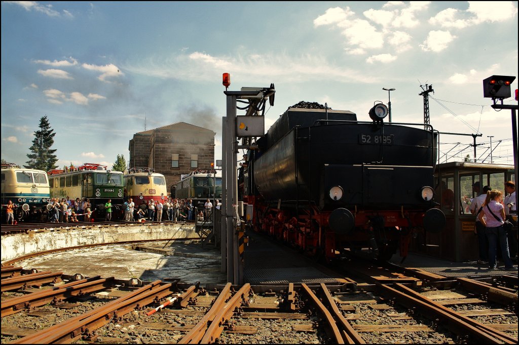 52 8195 steht mit Tender zu uns auf der Drehscheibe in Gostenhof. (21.08.2010, Nrnberg)