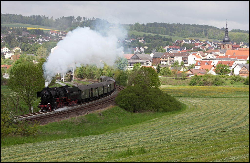 52 8195 verlsst Untersteinach in Richtung Neuenmarkt-Wirsberg. (23.05.2010)