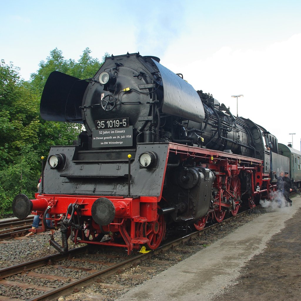  52 Jahre im Einsatz. In Dienst gestellt am 26. Juli 1958 im BW Wittenberge  35 1019-5 ausgestellt im Betriebswerk Meiningen zum Dampflokfest am 04.09.2010.
